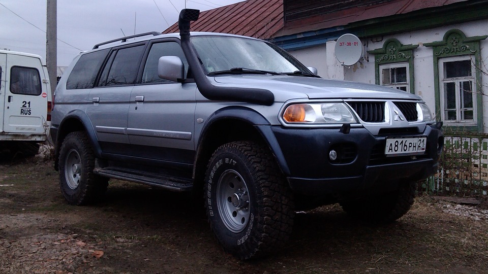 Pajero sport 1 рестайлинг. Mitsubishi Pajero Sport 2024. Паджеро спорт 1990. Паджеро спорт 1998 года. Лестница Pajero Sport 1.