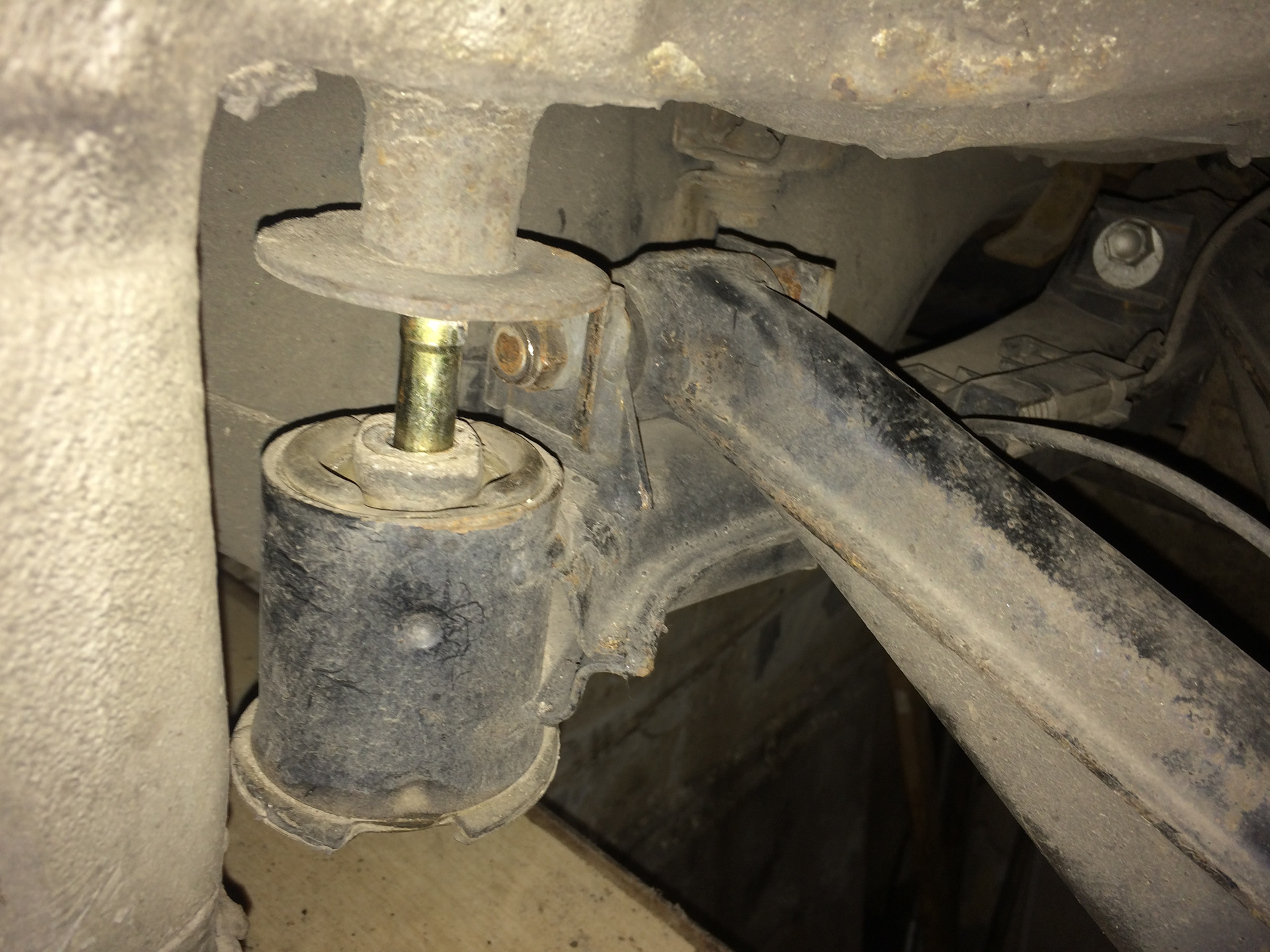 Крепление заднего подрамника. Крепление заднего подрамника. Кронштейн заднего подрамника бмв е 34. Bmw e34 крепление задней балки. Переварка крепления балки е34.