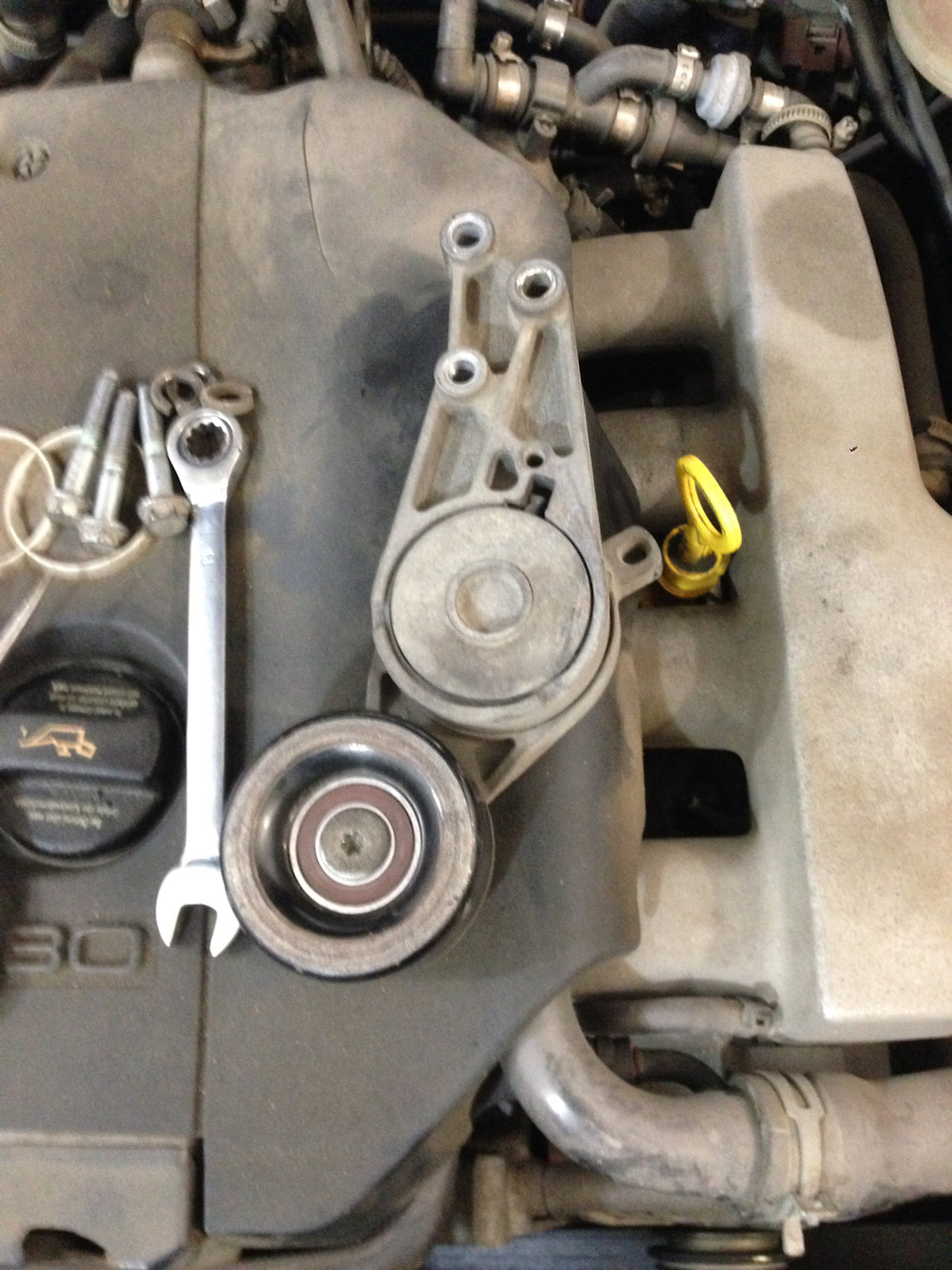 Замена подшипника натяжного ролика — Audi A4 (B6), 1,8 л, 2003 года ...