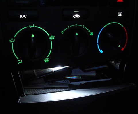 Illumination of all glove compartments  - Toyota Corolla 14 L 2005