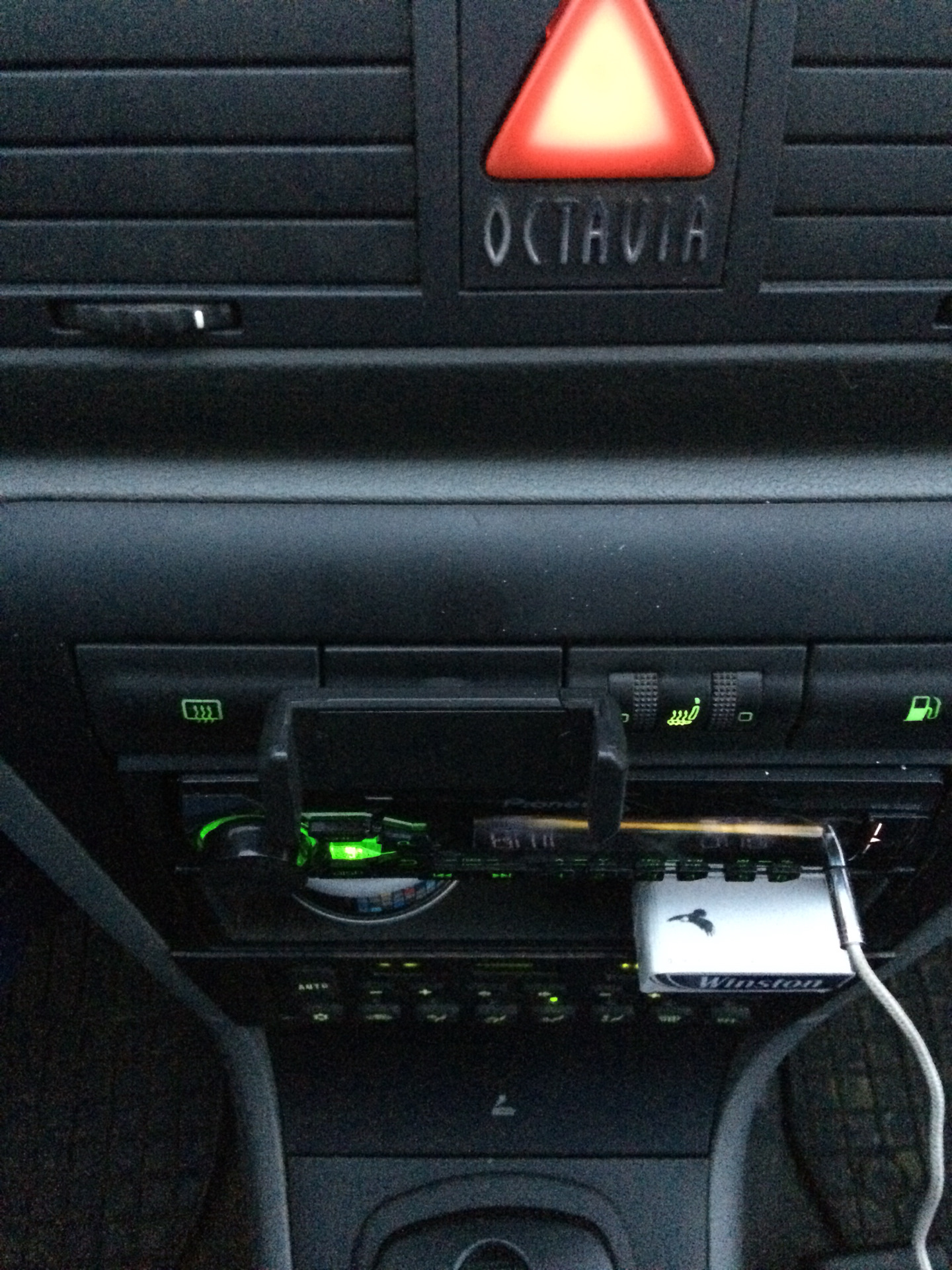 Крепление телефона или как использовать заглушку — Skoda Octavia A4 Mk1 ...