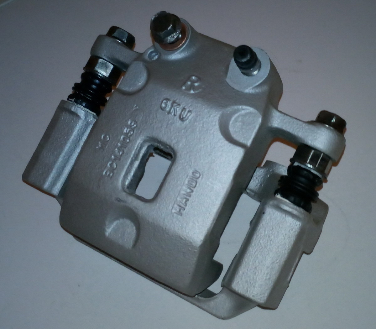 Суппорт задний ssangyong kyron. Заднего суппорта ссангйонг кайрон. Болт суппорта саньенг кайрон. Суппорт саньенг кайрон. Скоба суппорта переднего ssang yong kyron.