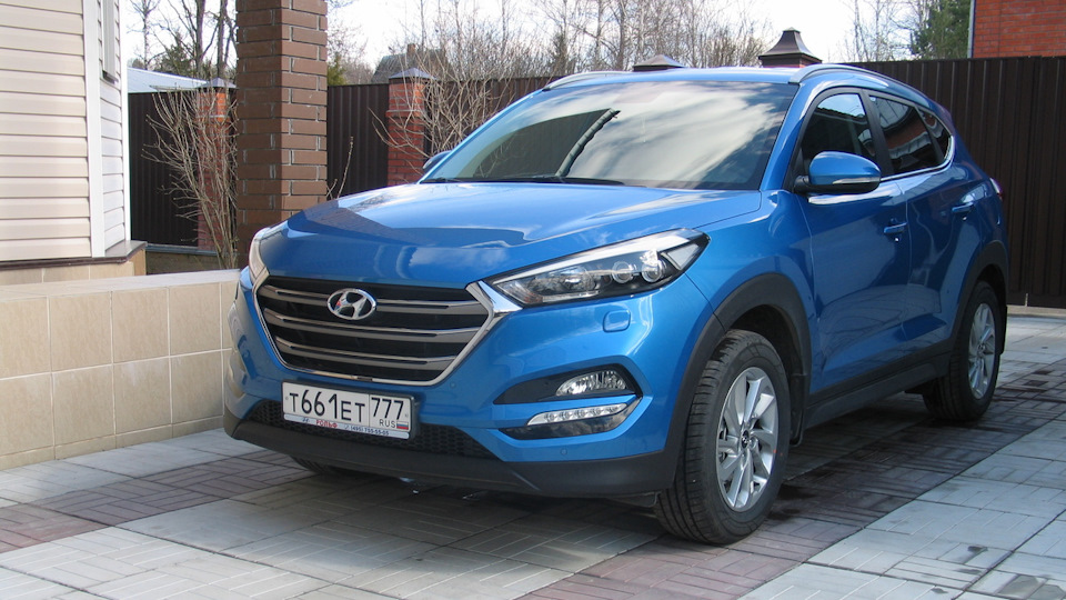 Hyundai Tucson белый с антенной