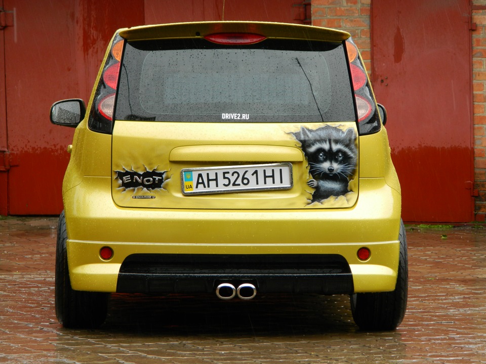 Ниссан енот. Енот на Nissan Note. Nissan Note 2005 Tuning Sticker. Nissan Note аэрография. Nissan Note винил.