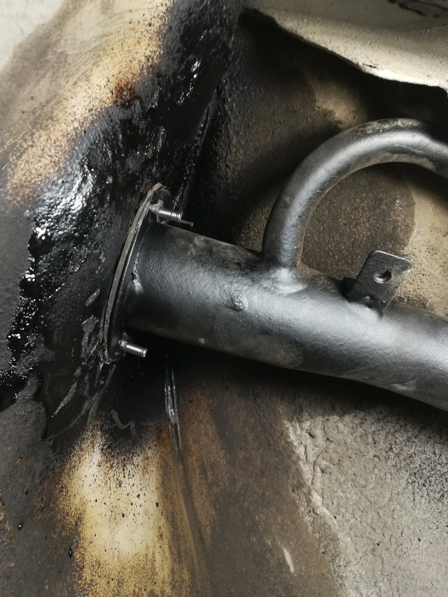 Кронштейн горловины бензобака 2110. Горловина топливного бака ваз 2114. 311214a800 трубка заливной горловины. Гофра для мойки вместо заливной горловины. Топливная горловина ваз 2110.