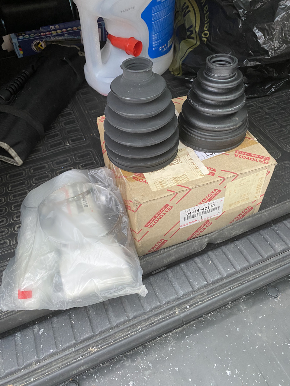 Оригинальный пыльник — Toyota RAV4 (III)