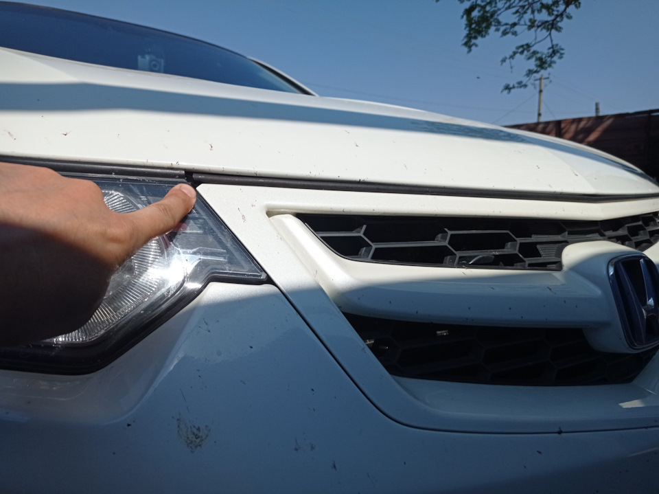 10 На решетке еще восстановят отколотый уголок. — Honda Accord (8G)