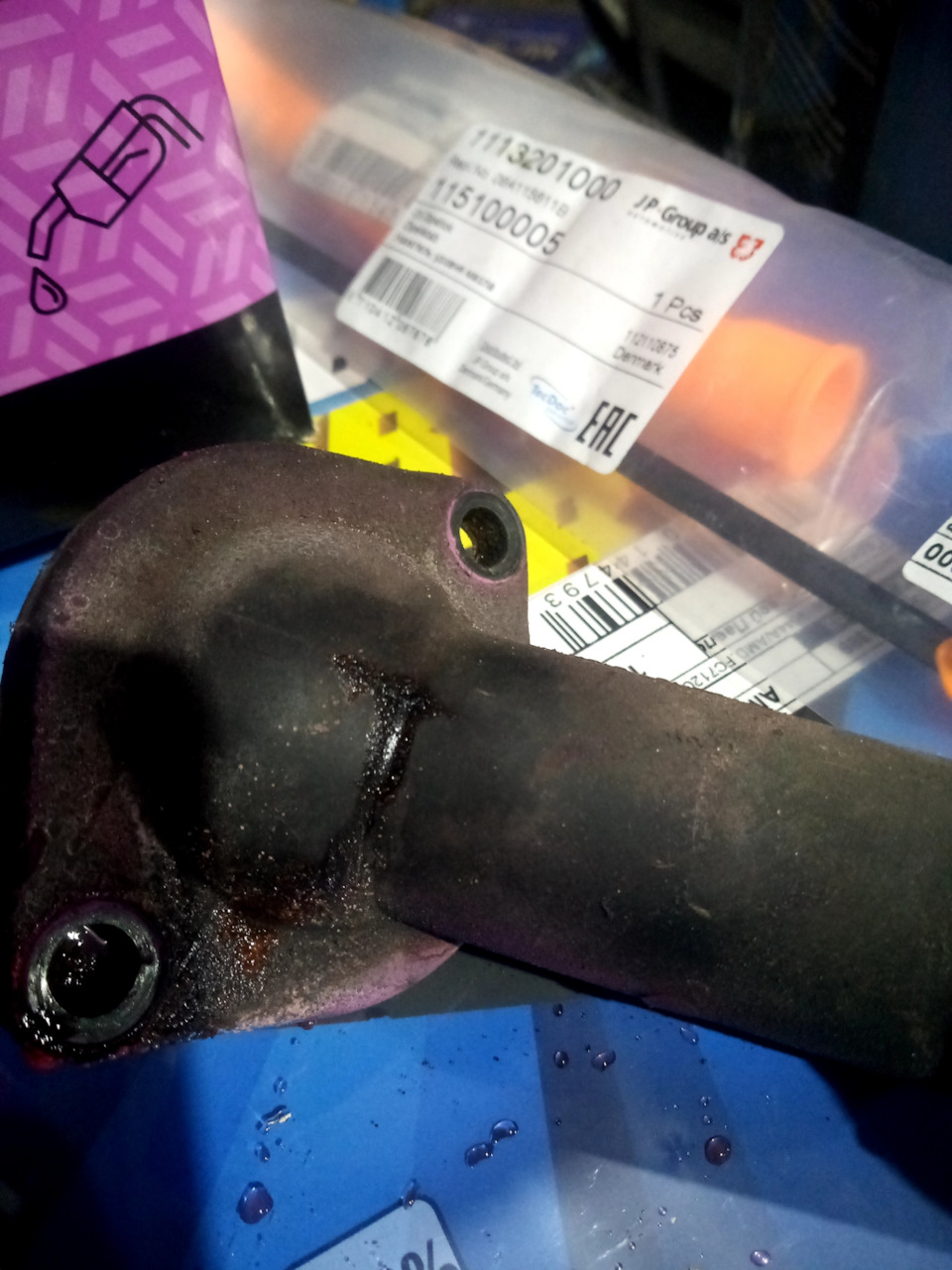 Причина — трещина. — Skoda Octavia Combi A4 Mk1. Запчасти на фото: 115100005