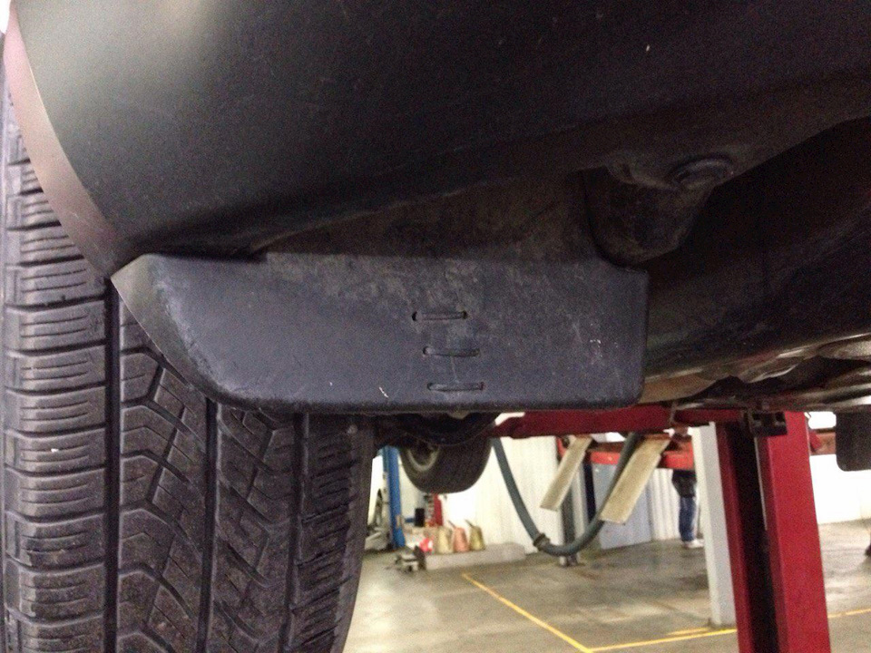 Вот такой вариант реанимации передних подкрылков. Сзади подложена пластиковая карта. — Subaru Forester (SH)