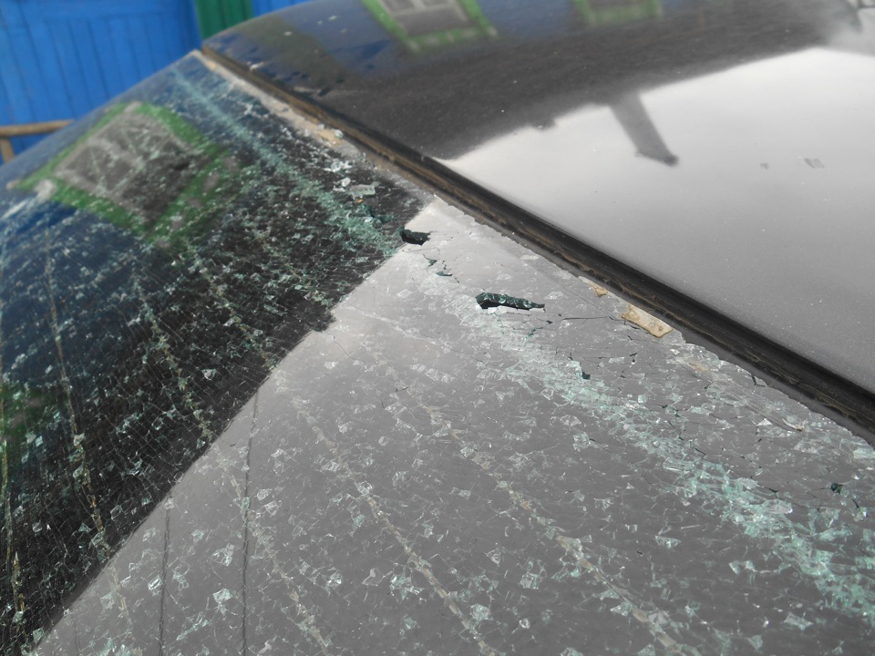 Почему лопнуло стекло. Лопнуло заднее стекло. Лопнуло заднее стекло в автомобиле. Трещина на заднем стекле BMW x5. Лопнуло стекло на хамелеон.