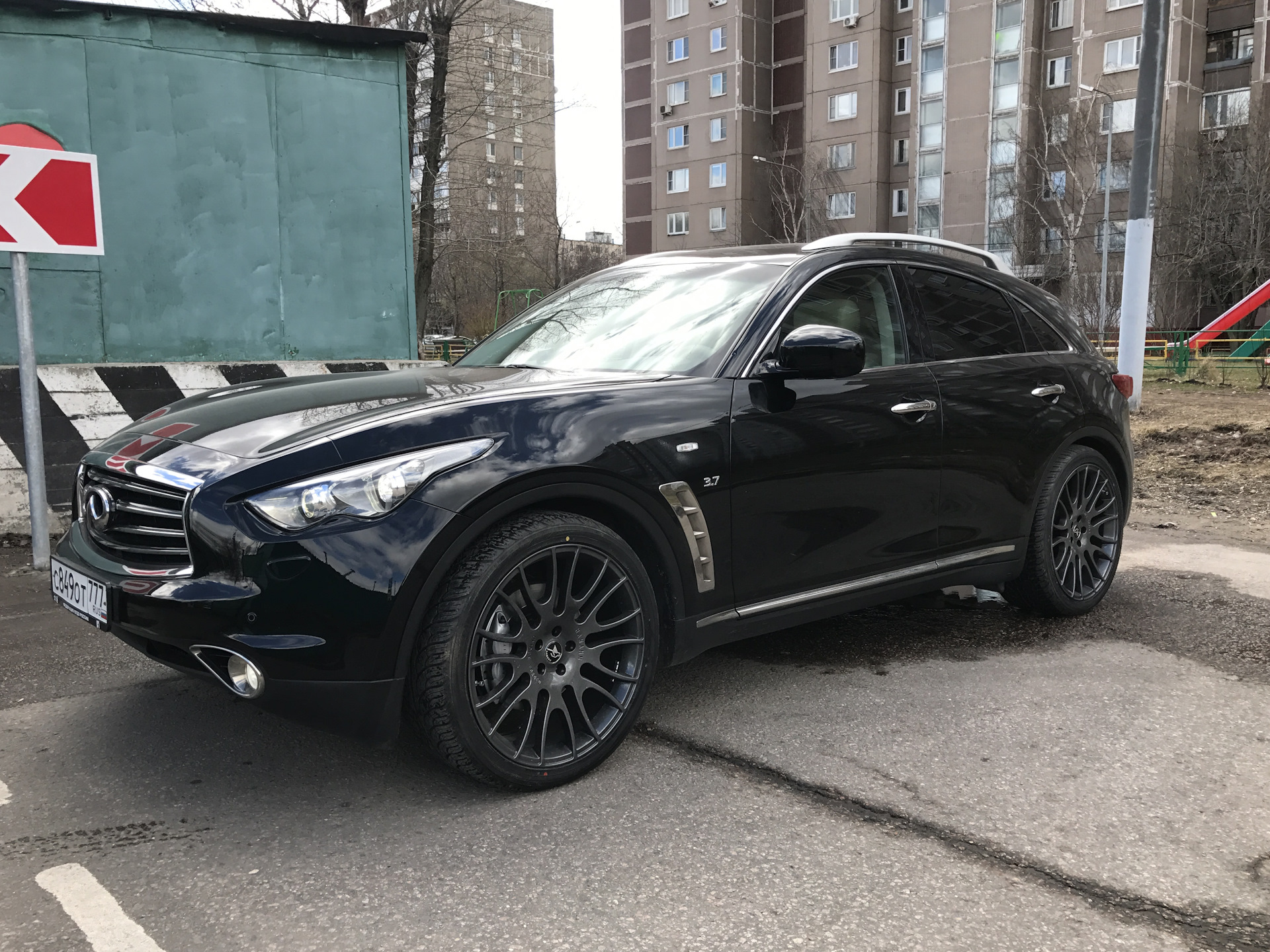 5 37 2015. Диски Infiniti qx70 r22. Инфинити ФХ 37 С черными дисками. Инфинити qx70 2015 черный. Инфинити qx70 черный.