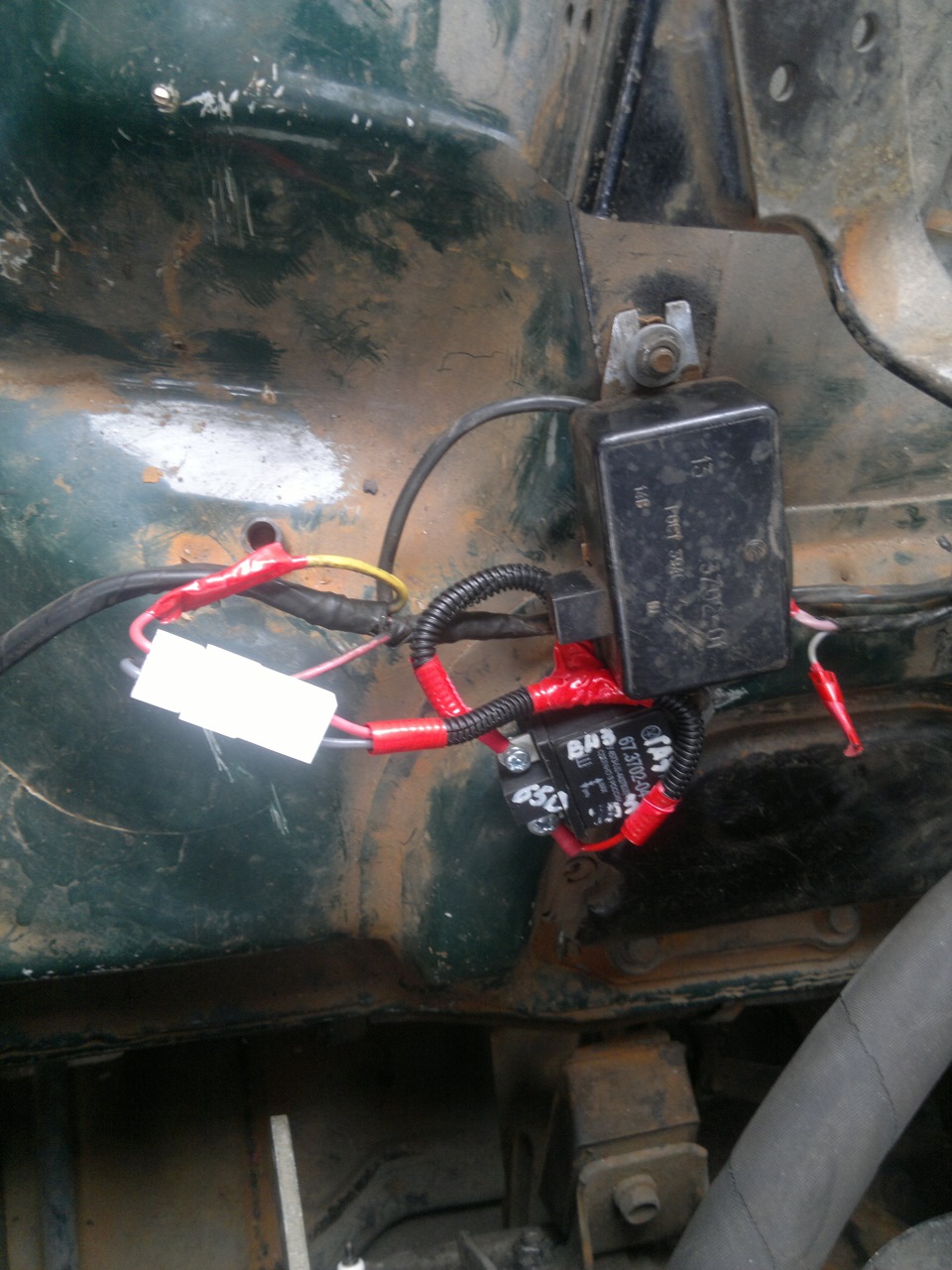 Реле зарядки уаз 469. Силовые провода газ 3110. Зарядка на 3110. Реле бензонасоса волга 3110. Газ 3110 аккумулятор.