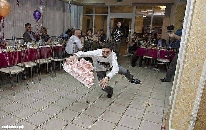 Девочка роняет торт мем