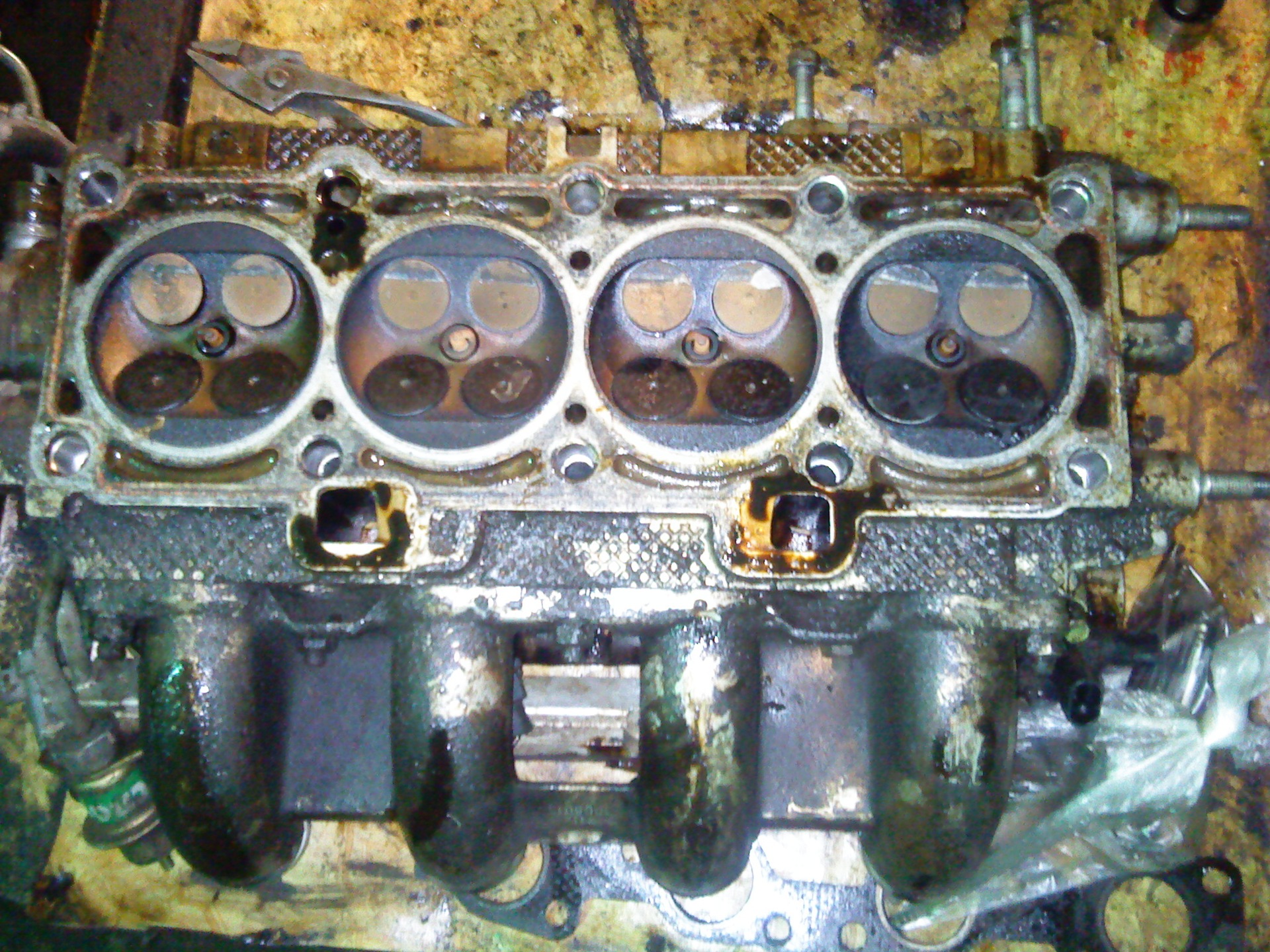 124 двигатель гнет. ВАЗ 2112 1.5 16 клапанов. Загнуло клапана ВАЗ 2112 16 клапанов. Клапана ВАЗ 2112. Погнуло клапана на ВАЗ 2112 16 клапанов.