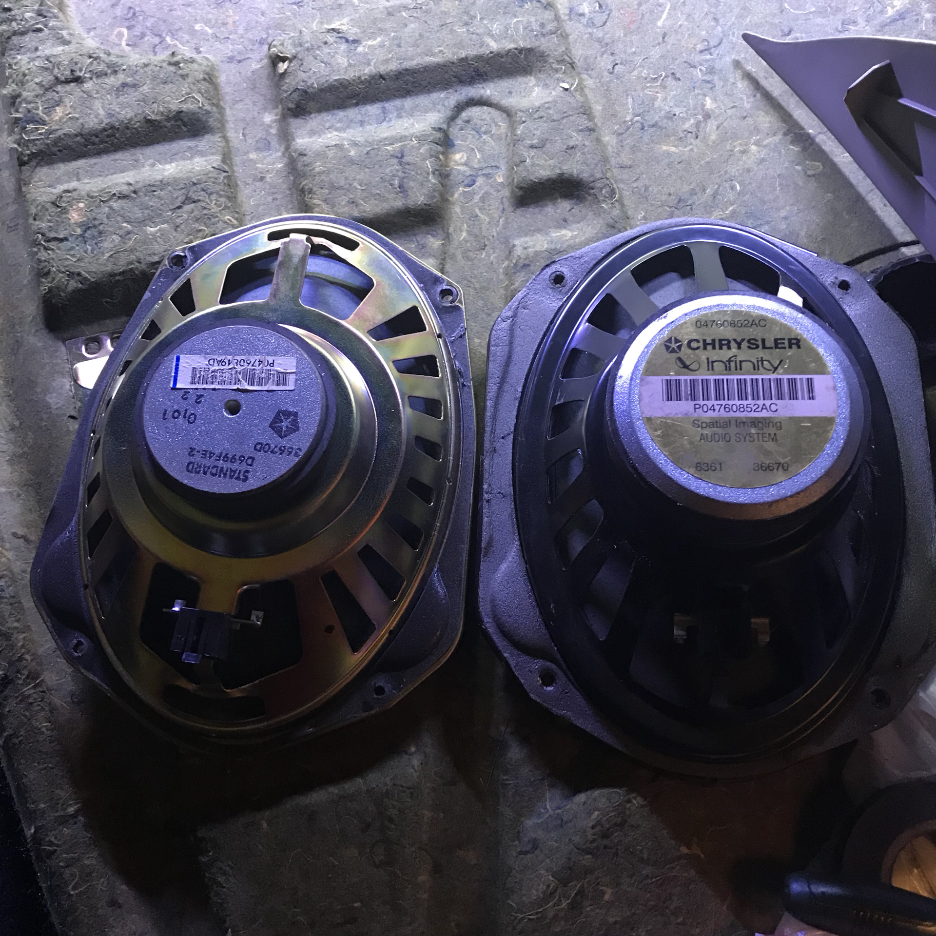 Акустика Инфинити в заднюю полку — Dodge Intrepid II, 2,7 л, 2001 года ...