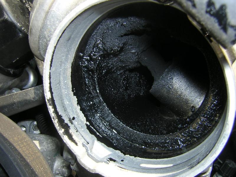 Черный дым на холостых. Мерседес с 2007 нагар в коллекторе. Клапан ЕГР м272. Сажа в дизельном двигателе. Дым из сапуна двигателя.