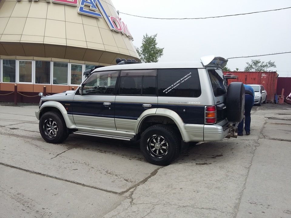 Спойлер на паджеро 2. Спойлер Паджеро 2. Спойлер Прадо 95 на Паджеро. Mitsubishi Pajero 95. Спойлер Митсубиси Паджеро 2.