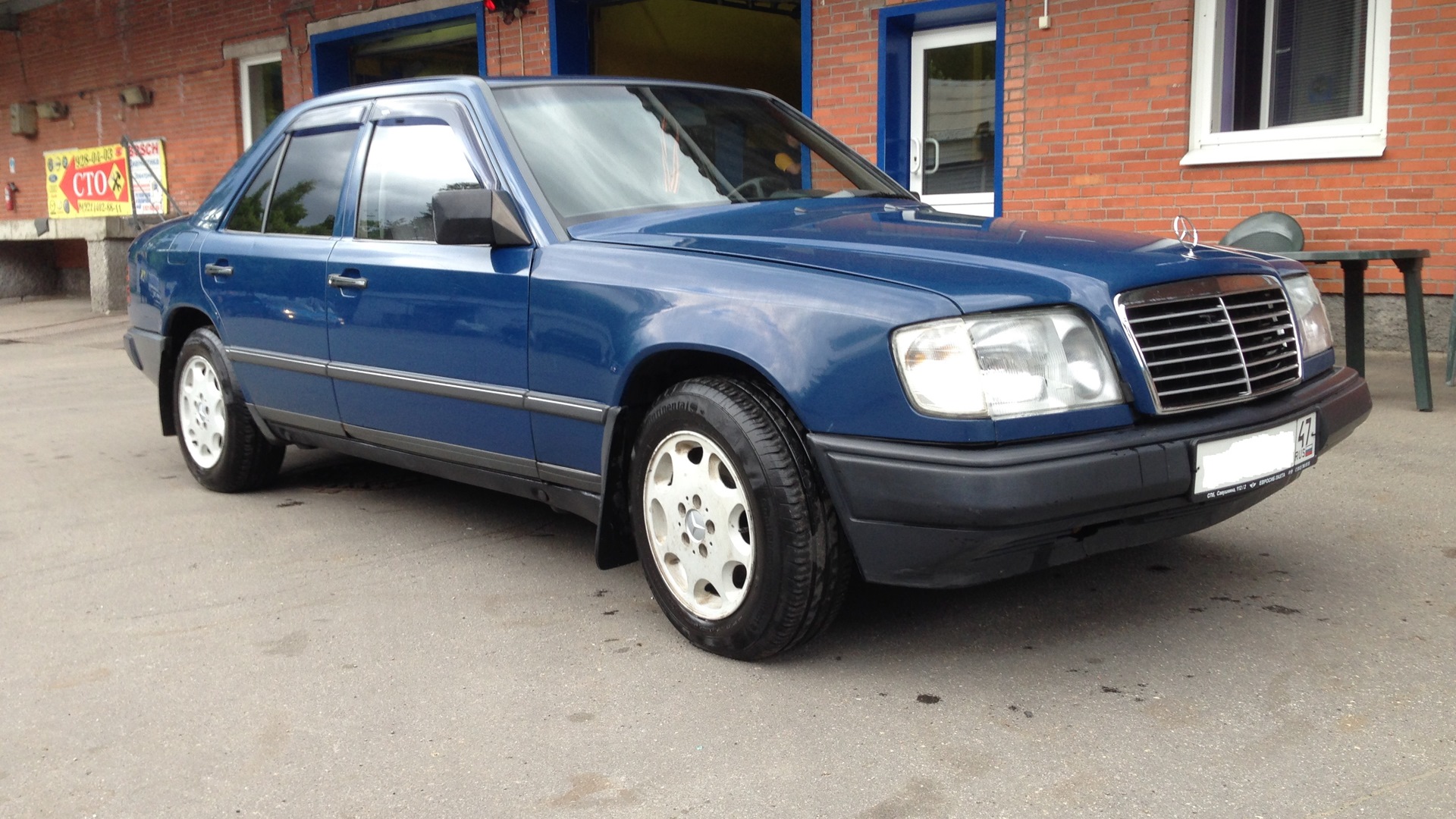 Mercedes Benz e class w124 синий