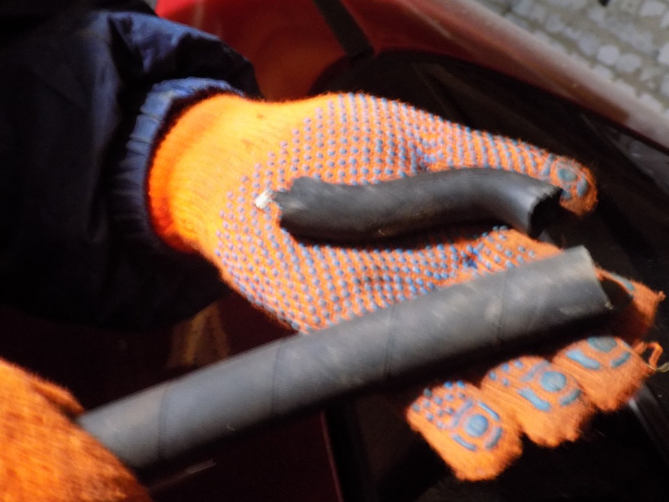 Замена дренажной трубки — Mitsubishi Carisma, 1,6 л, 1996 года | своими ...