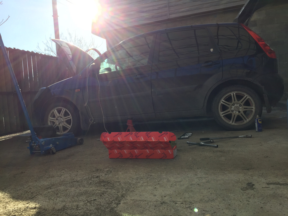 Замена задних амортизаторов. А так-же замена бендикса на стартере ...