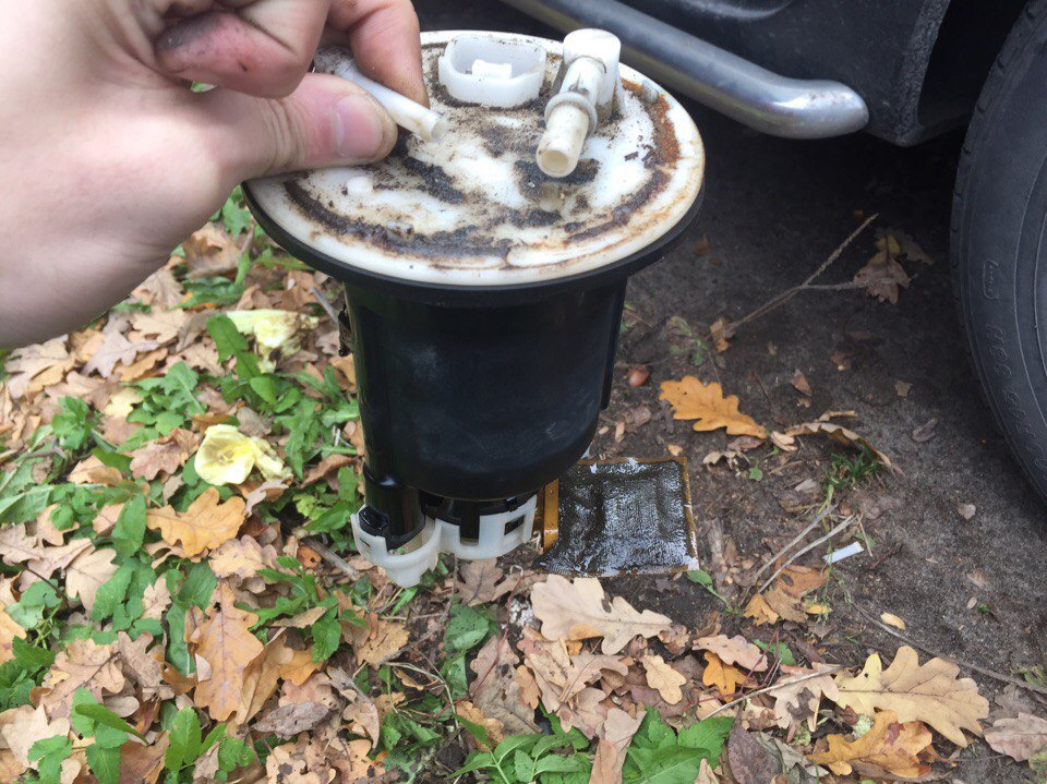 чем я занимался сегодня, снятие топливного насоса и чистка фильтра ...