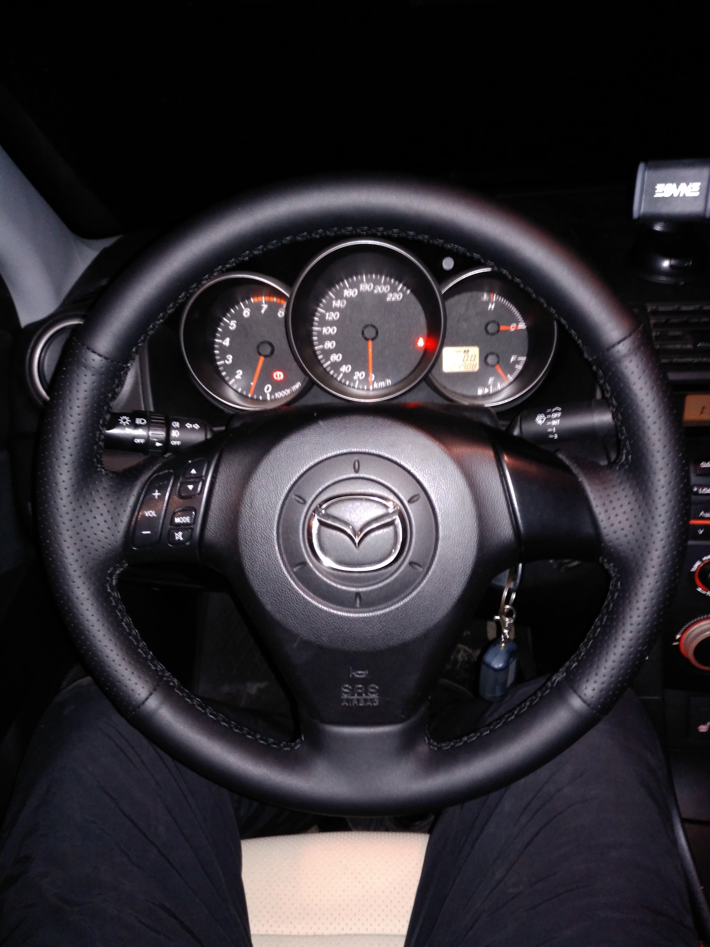 руль thrustmaster ferrari racing wheel. за рулем автомобиля. машины с рулем 3. руль от машины. руль и панель автомобиля.