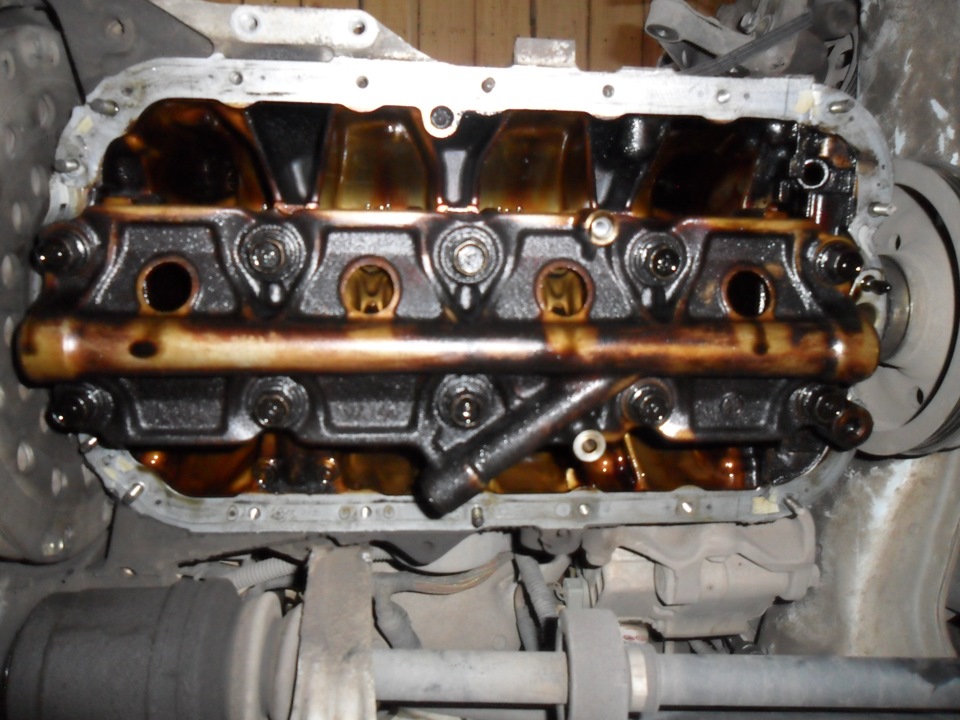 Двигатель жрет масло. Двигатель который масло жрет Камри 50. Ест масло. Почему двигатель жрет масло Гранта 8 клапанная.