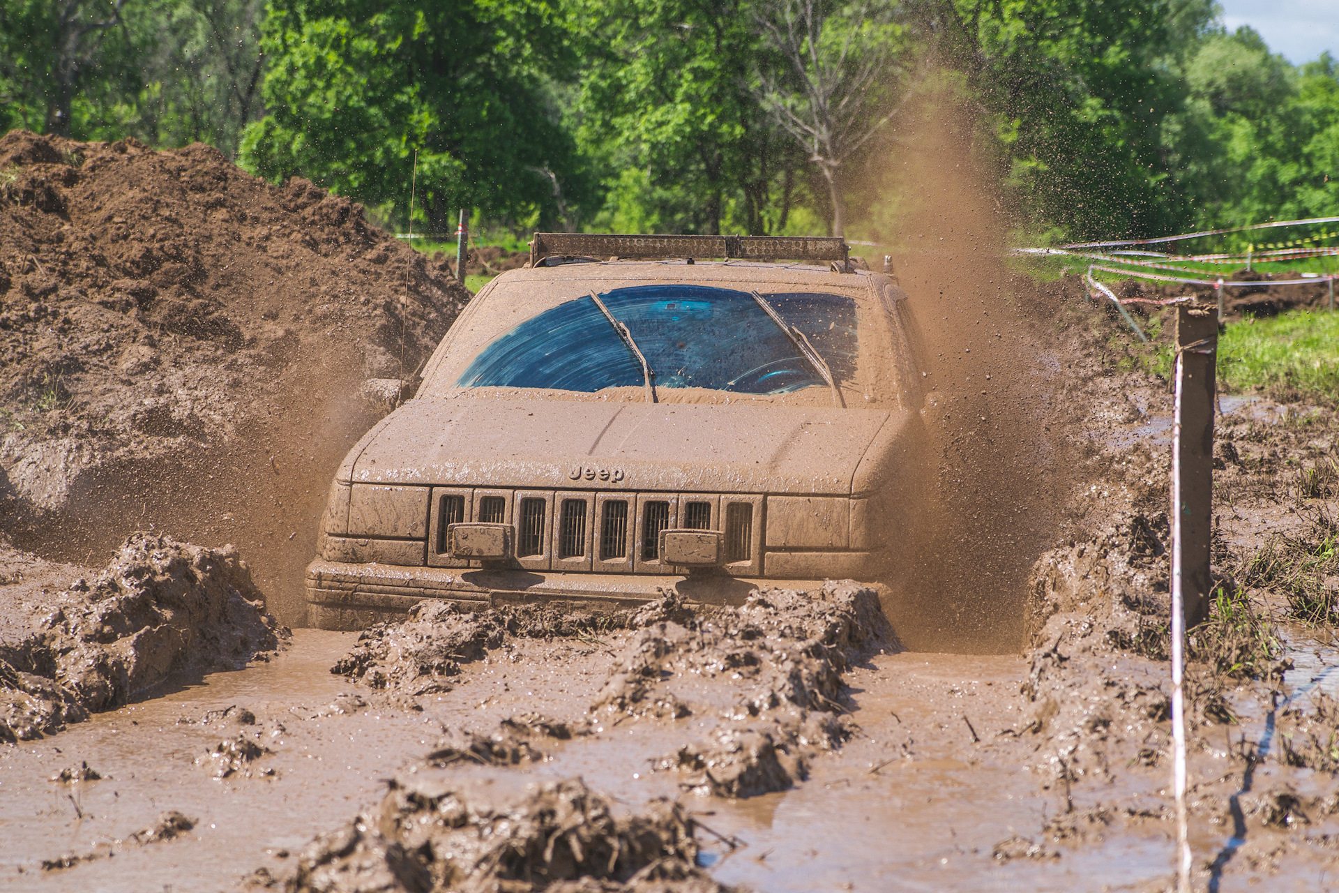 Jeep Grand Cherokee в грязи