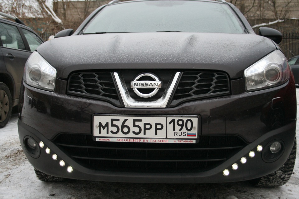 Qashqai j10 фары. Дневные ходовые огни Nissan Qashqai j10. Ходовые огни Nissan Qashqai j10. ДХО на Ниссан Кашкай j10. Qashqai j10 ангельские глазки.