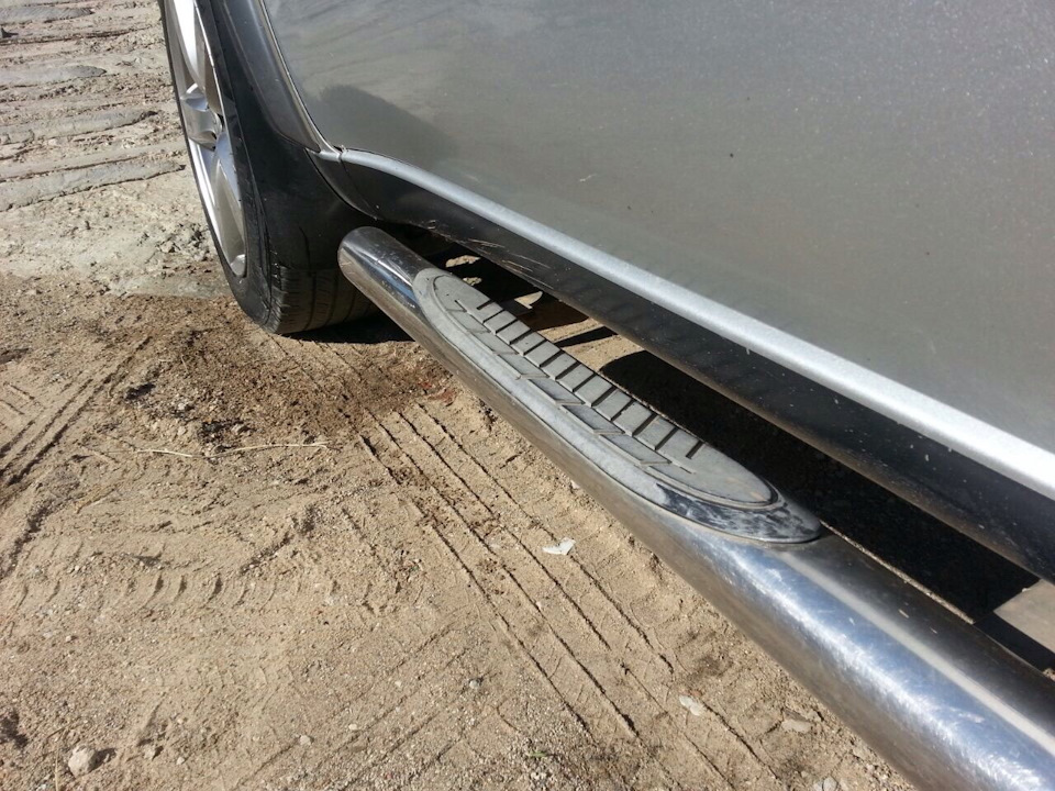 На краю следы от скоблениям ножичком — Toyota RAV4 (II)