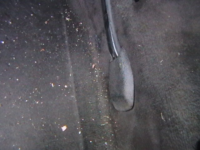 отковыриваем заглушку и отвинчиваем большой болт на 17 он держит защёлки и салазки от ремней безопасности=) — Mercedes-Benz E-Class (W124)