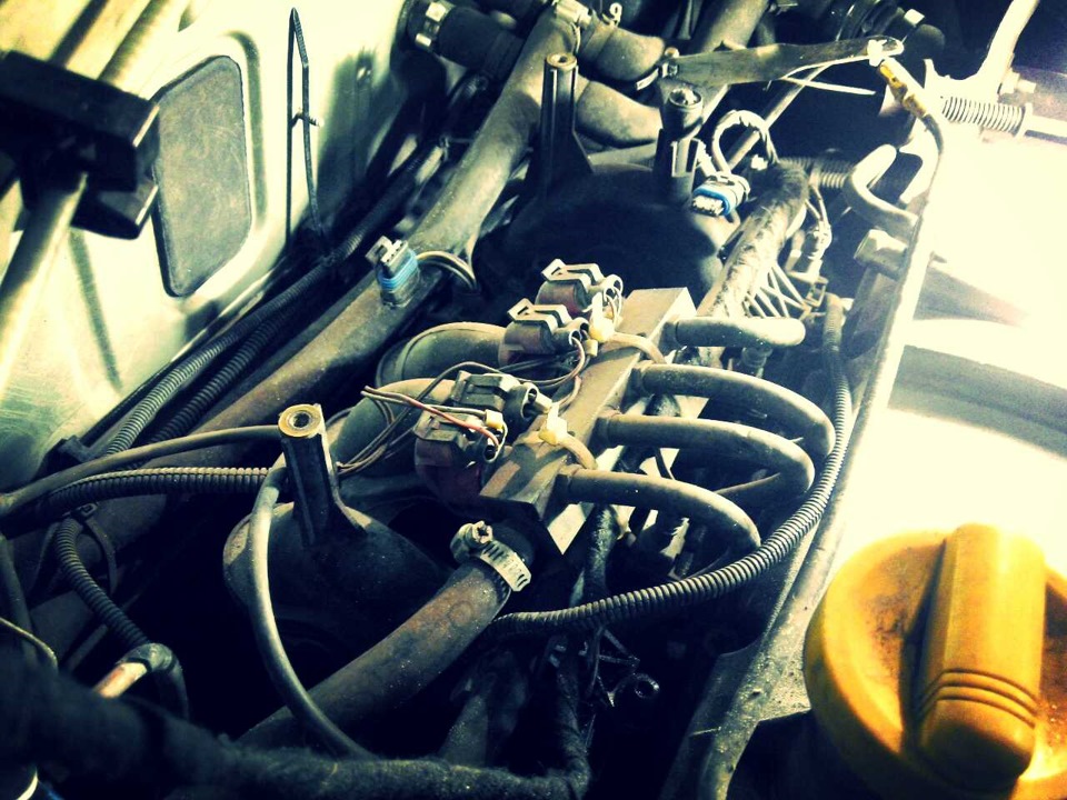 просто стяжками притянули к топливной планке — Dacia Logan (1G)