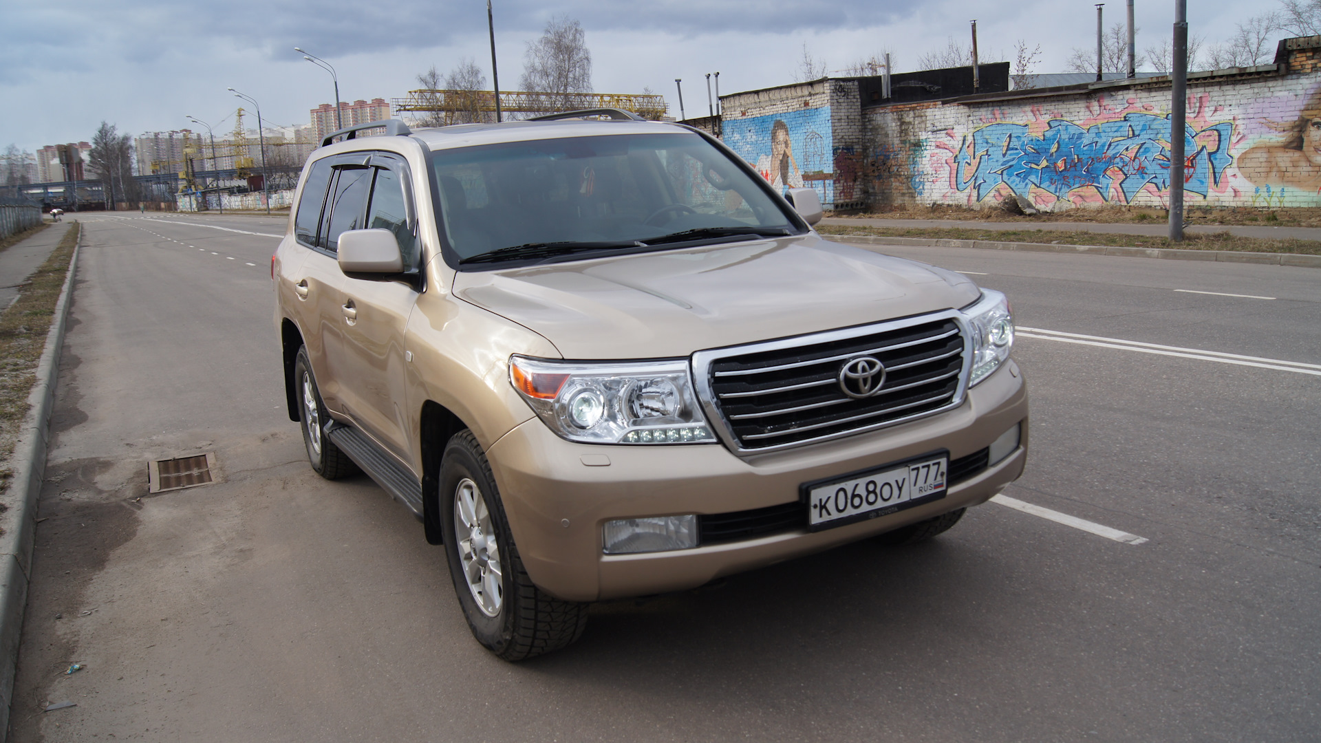 Toyota Land Cruiser золотистый