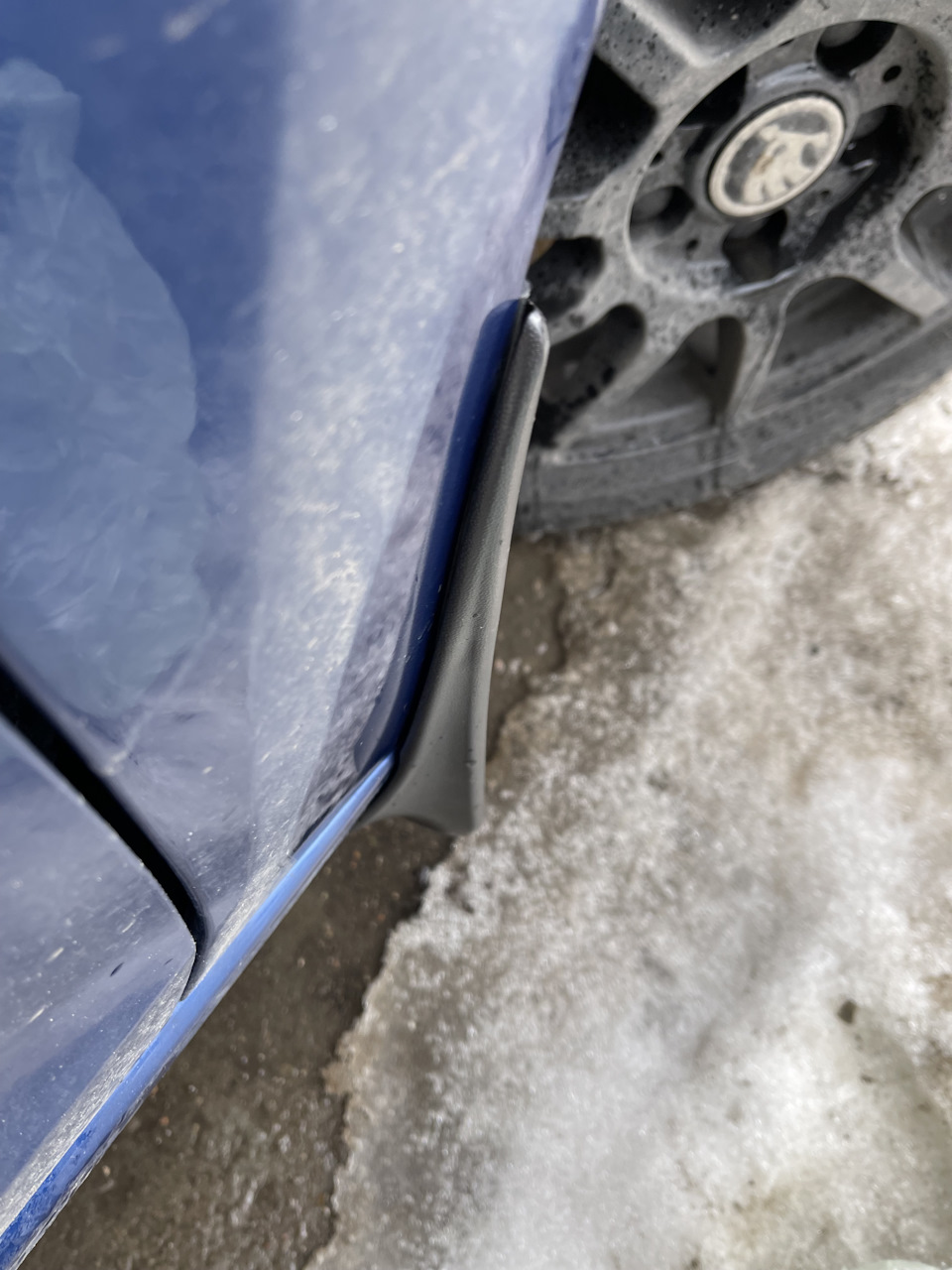 Кто бы что не говорил, но оригинал более чем устраивает, нравится что бежду ним и крылом есть приличный зазор, а не прилегает вплотную как неорига, тем самым не затирает краску, собственно за 3 года потертости не обнаружены. — Skoda Rapid (1G)