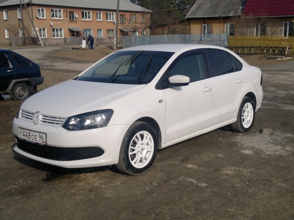 Авито екатеринбург бесплатные. Volkswagen Polo sedan белый.