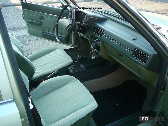 снизу, просто консоль чёрного цвета — Audi 80 (B2)