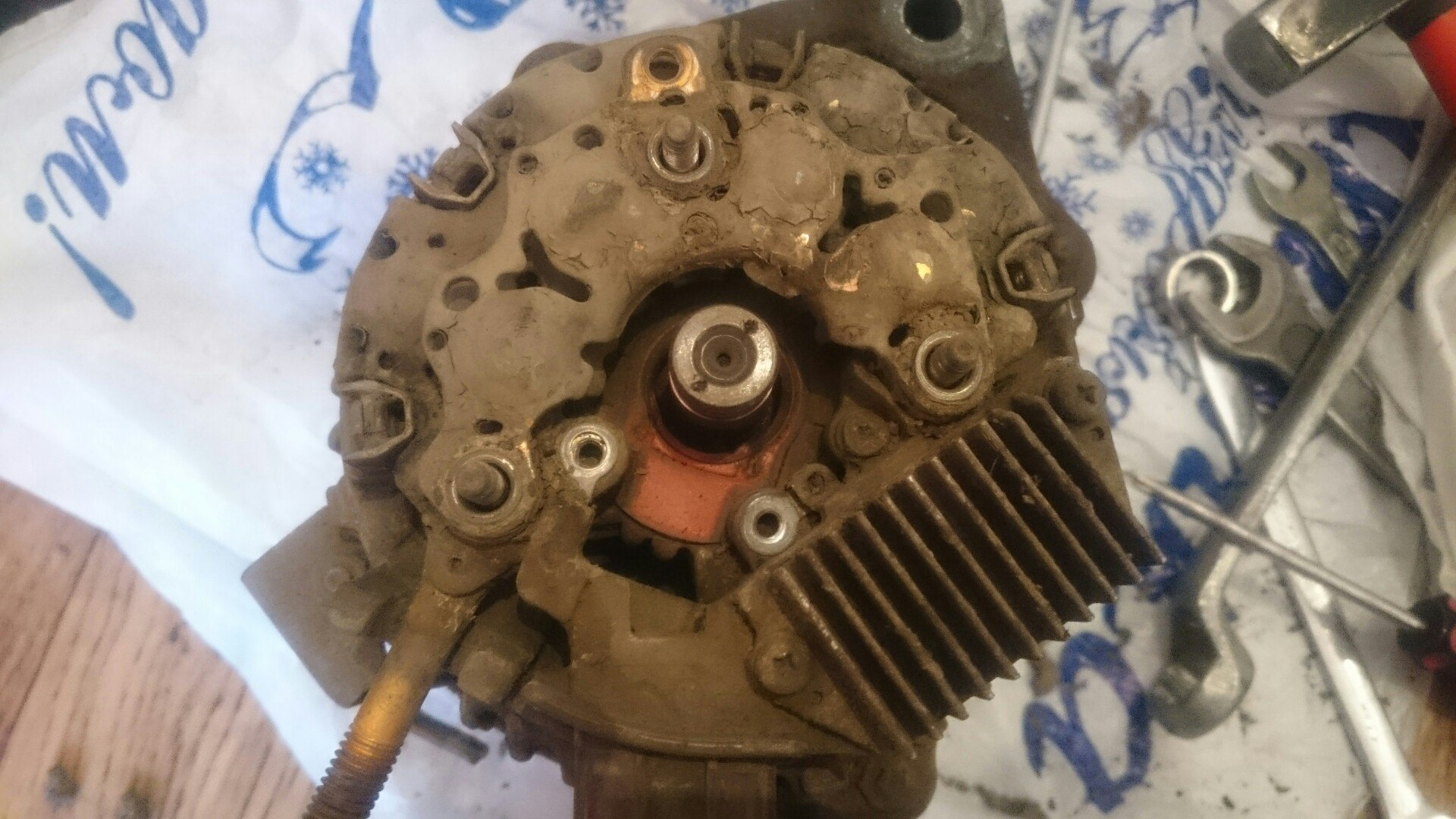 6. щетки генератора corona premio. Toyota carina генератор. круглая фишка генератора тойота. корона премио генератор генератор.