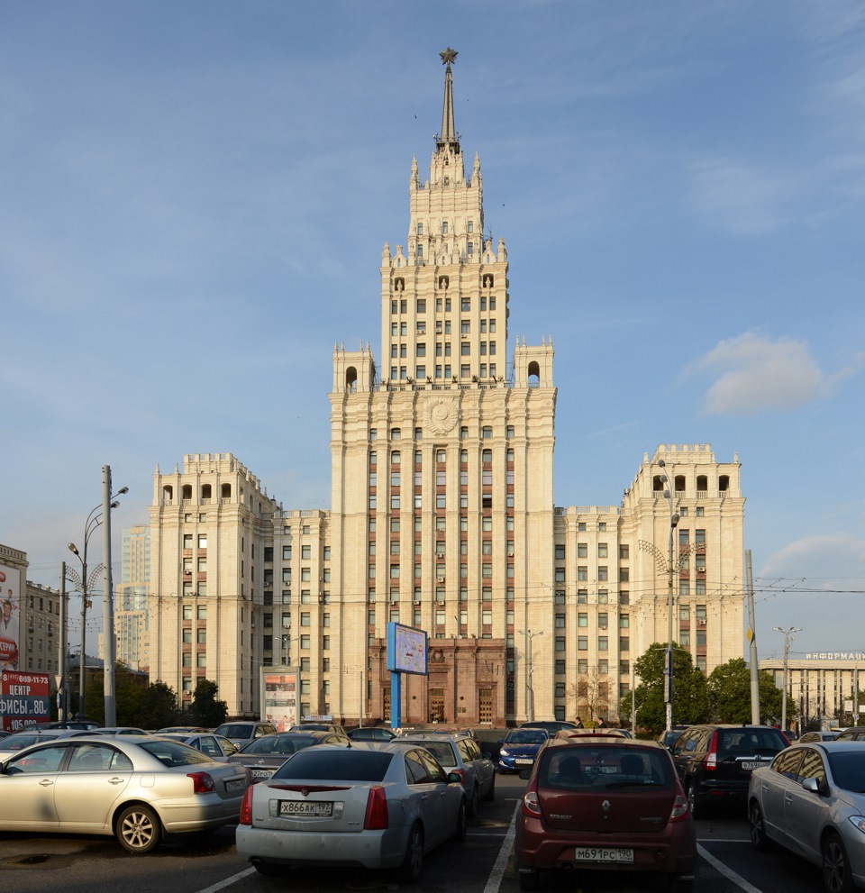 Moscow leningradskaya. Высотка гостиница Ленинградская. Сталинские высотки Ленинградская. 7 Сталинская высотка гостиница Ленинградская. Гостиница Ленинградская Поляков.