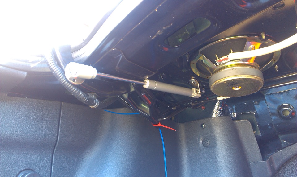 Концевик багажника хендай акцент тагаз. Открывание багажника акцент. Пружина багажника хендай акцент. Упоры багажника хендай акцент. Открытие багажника акцент.