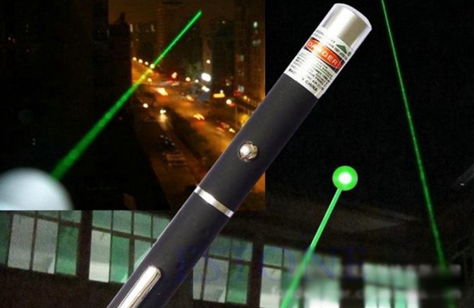 Указки видео. KL-821 лазер указка. Лазерная указка дальномер зеленый Луч. Лазерная указка 1959. 405nm 5 МВТ лазерная указка.