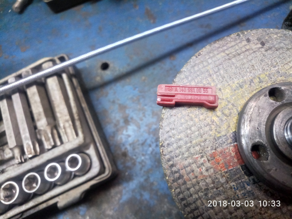 вот номерочек, крышки, точнее пломбы для заливного отверстия. — Mercedes-Benz Viano (W639). Запчасти на фото: A1409910055