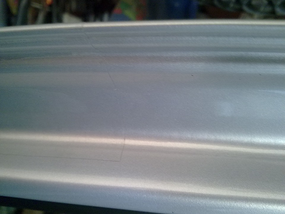 Заключительный этап -клеим бронепленку, дабы не протерло краску в местах соприкосновения — Lada Granta