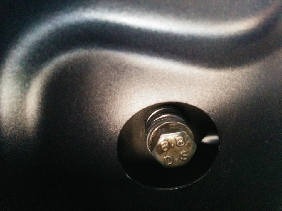 Прикрепленный фонарь. Короткого болта не было, поэтому надел на него кучу шайб :) — SsangYong Kyron