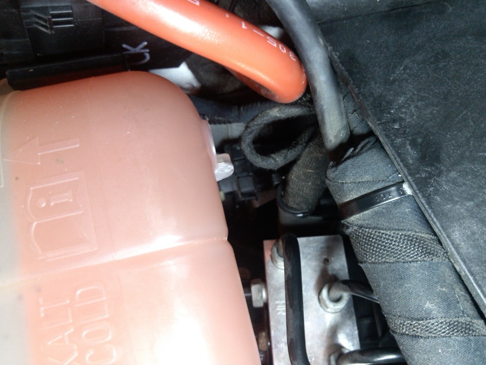 Датчик расширительного бачка ОЖ — Opel Astra H, 1,7 л, 2005 года ...