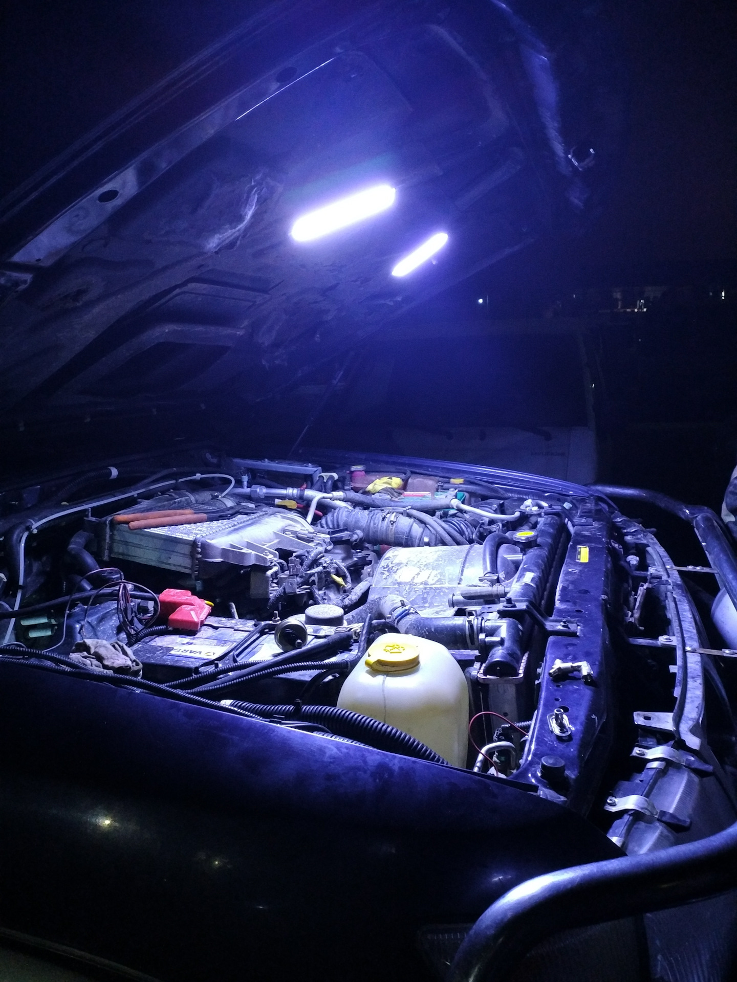 Подсветка капота vw b3. Подкапотное пространство освещение. Свет для подкапотного пространства. 5 подкапотное пространство. Подкапотное пространство освещение.