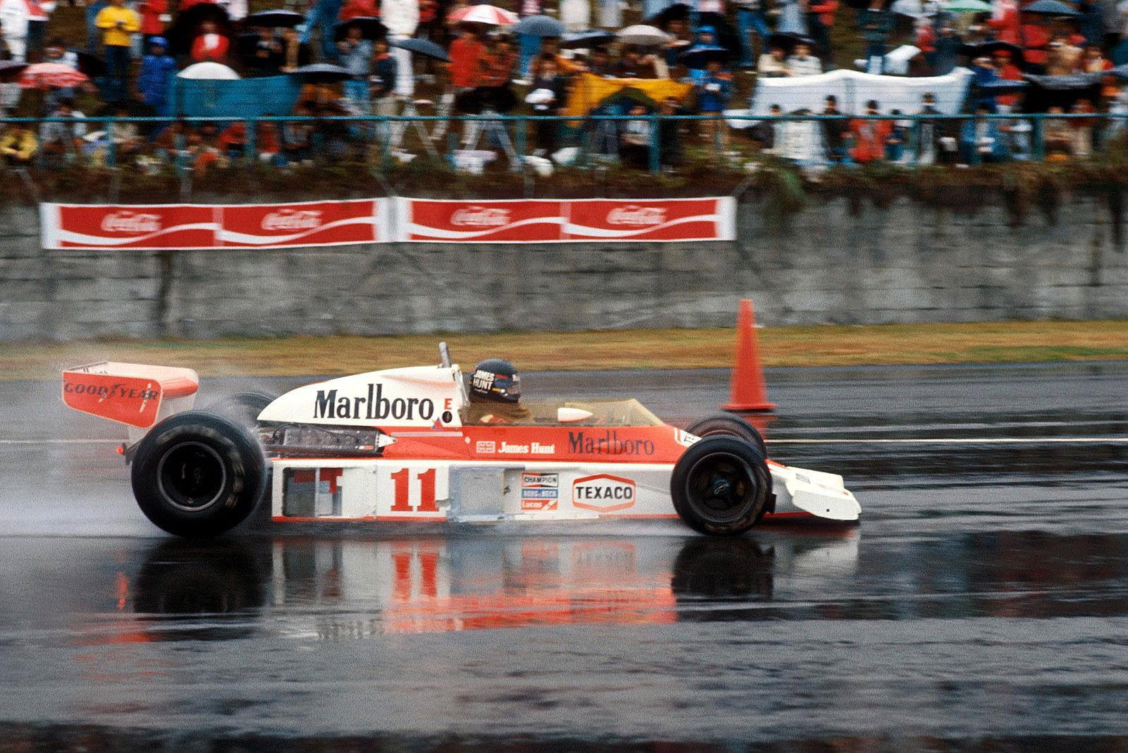 Гран при япония. Формула 1 Ники Лауда 1976. F1 Макларен 1976 Джеймса ханта. Ники Лауда 1976 Япония. Гран при Японии 1976.