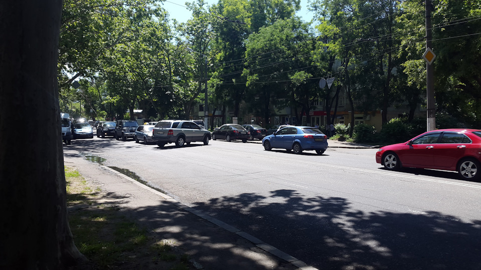 Зачем ехать и искать разворот, когда можно повернуть прям здесь и сейчас? Остальные участники движения относятся с пониманием — Mercedes-Benz G-Class (W463 1G)