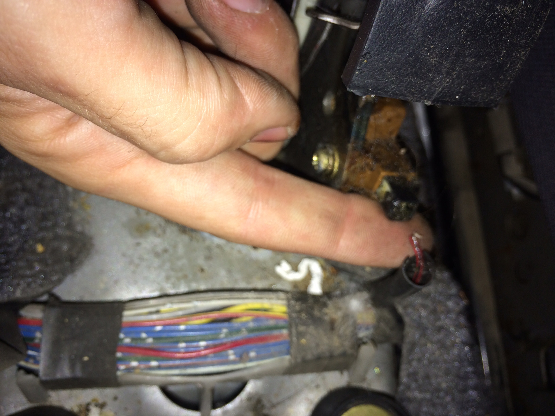 Провод ручника ваз 2112. Горит лампочка ручника на рено логан 1. Рено дастер 1 концевик ручника. Почему загорается ручник. Загорелся ручник рав 4.