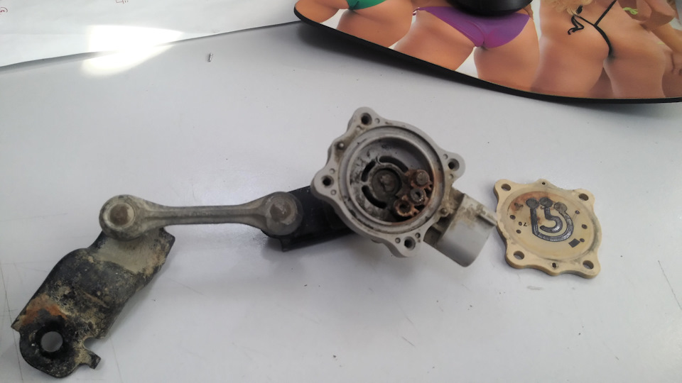 Где находится линк автокорректора на хонда аирвейв