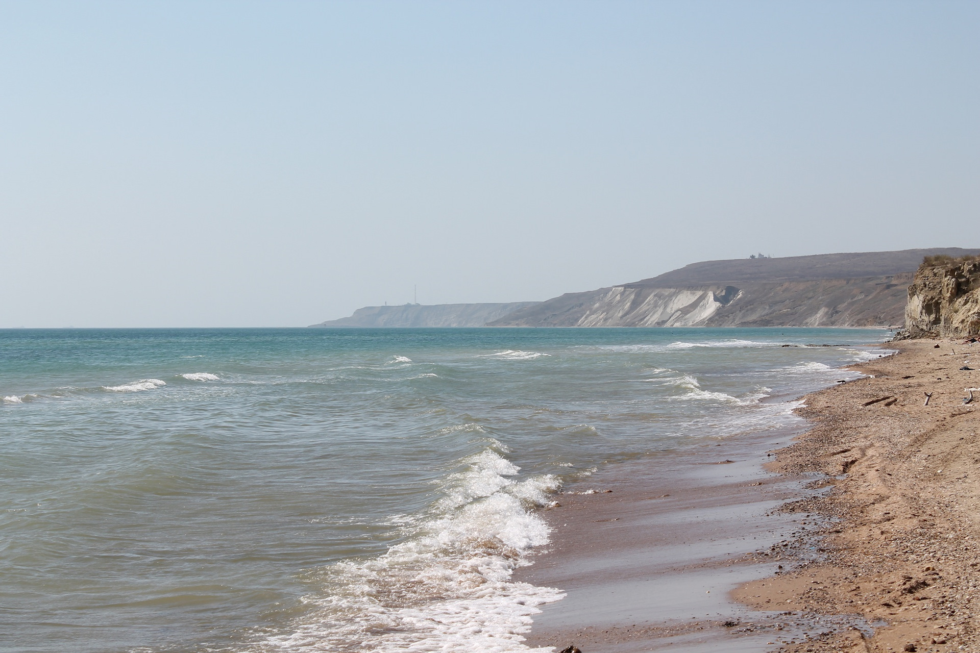 Пляжи тамани. Пляж поселка волна Тамань. Азовское море Тамань. Мыс Железный Рог Тамань. Тамань волна Краснодарский край.